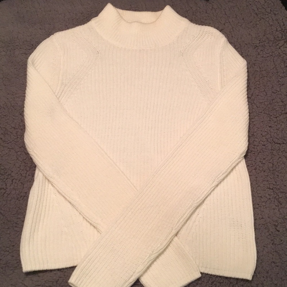 Maison Jules White Mock turtleneck Knit Sweater ❤️